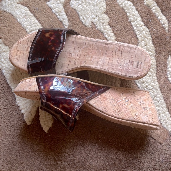 Stuart Weitzmam cork wedge and tortoise patent leather size 8.5 - Picture 3 of 5
